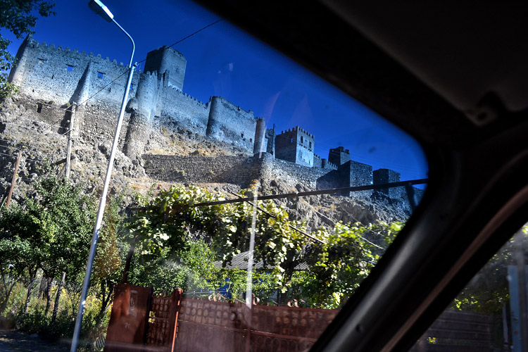 Крепость Хертвиси из окна маршрутки Вардзия - Ахалцихе