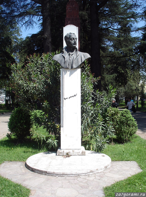 Памятник Звиаду Гамсахурдиа