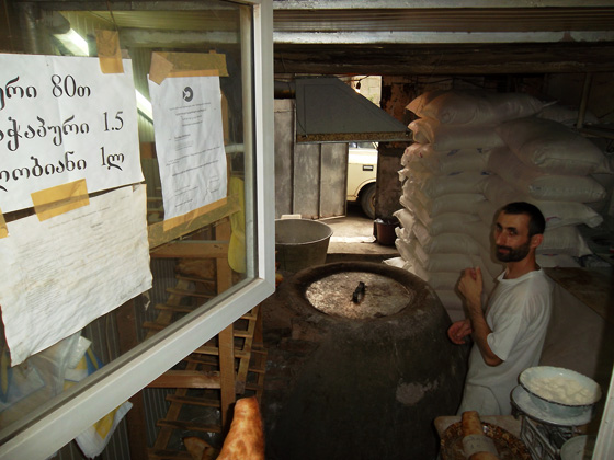 Верхние и нижние буквы грузинского алфавита на вывеске пекарни